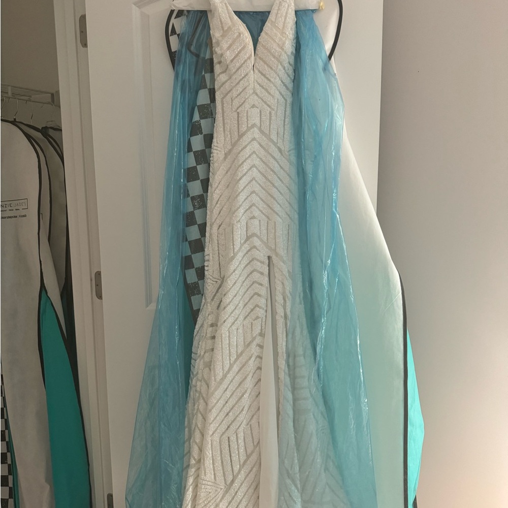 jovani size 00, white, 59762
has been dry cleaned